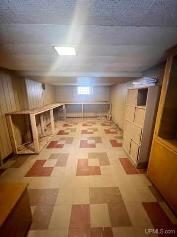 1219 Crystal Lake Boulevard, Iron Mountain, MI 49801