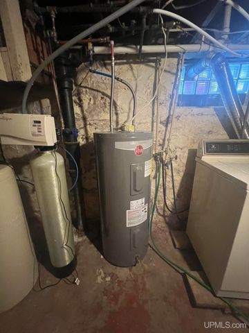 1219 Crystal Lake Boulevard, Iron Mountain, MI 49801