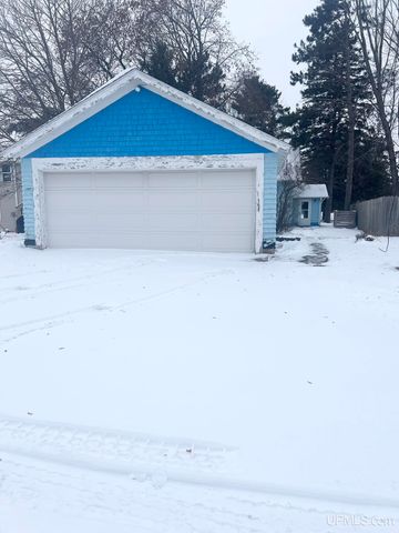 1219 Crystal Lake Boulevard, Iron Mountain, MI 49801