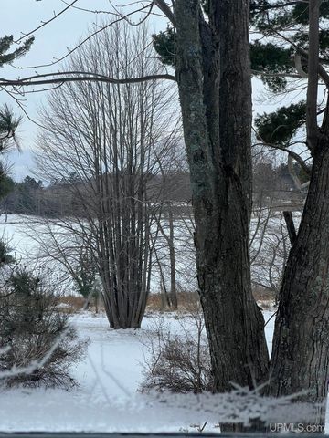 1219 Crystal Lake Boulevard, Iron Mountain, MI 49801