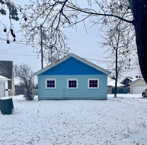 1219 Crystal Lake Boulevard, Iron Mountain, MI 49801