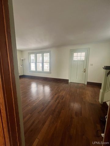 1219 Crystal Lake Boulevard, Iron Mountain, MI 49801