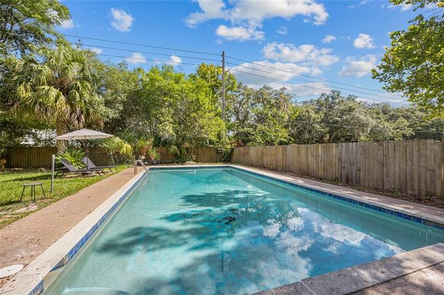 2225 NE 6TH TERRACE, Gainesville, FL 32609