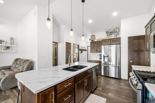 622 Creekside Trl, Harrisburg, SD 57032
