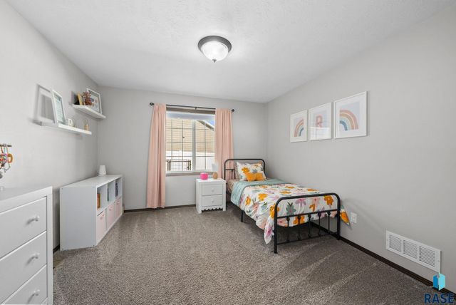 622 Creekside Trl, Harrisburg, SD 57032