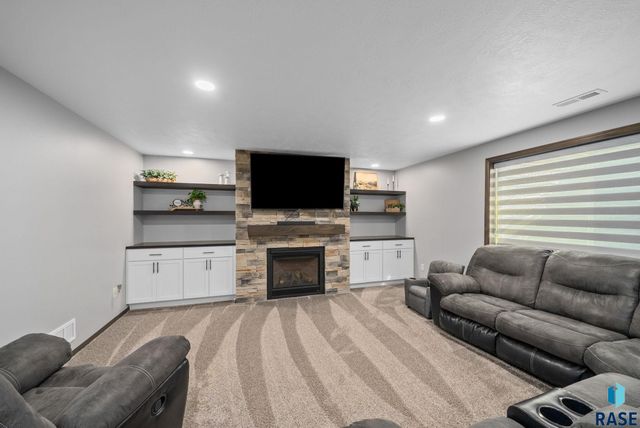 622 Creekside Trl, Harrisburg, SD 57032