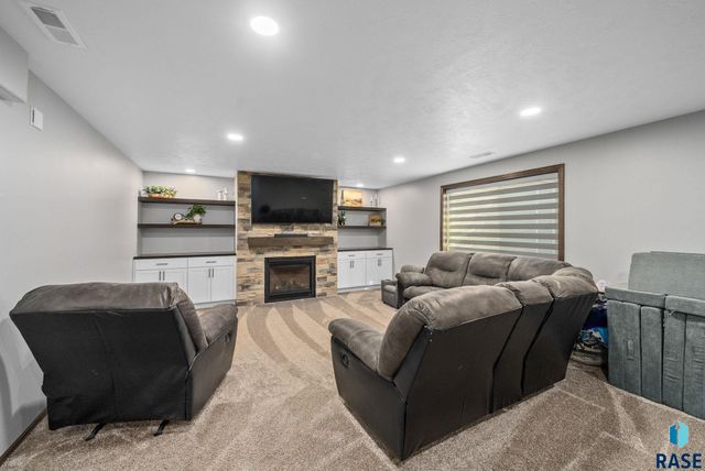 622 Creekside Trl, Harrisburg, SD 57032
