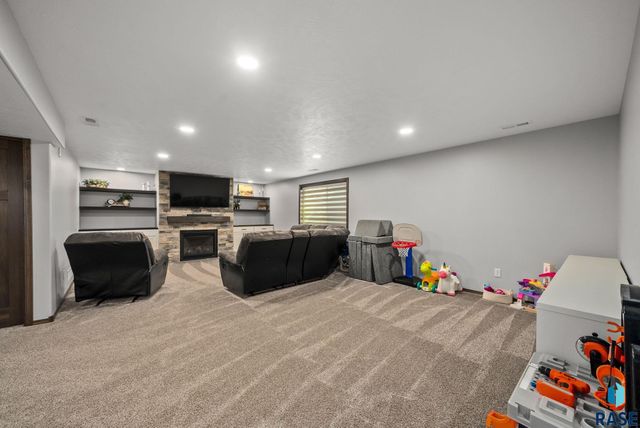 622 Creekside Trl, Harrisburg, SD 57032