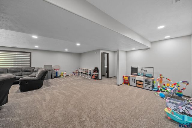 622 Creekside Trl, Harrisburg, SD 57032