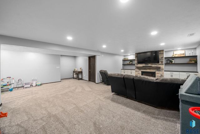 622 Creekside Trl, Harrisburg, SD 57032