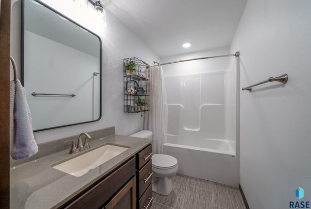 622 Creekside Trl, Harrisburg, SD 57032
