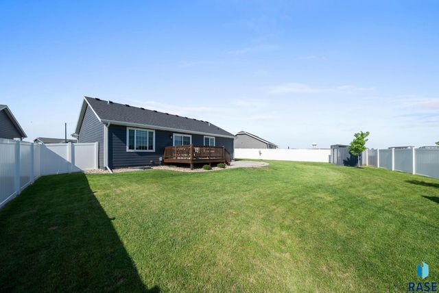 622 Creekside Trl, Harrisburg, SD 57032