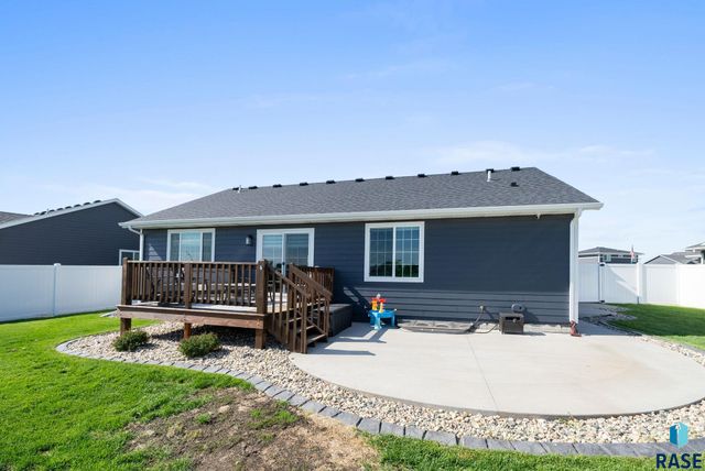 622 Creekside Trl, Harrisburg, SD 57032