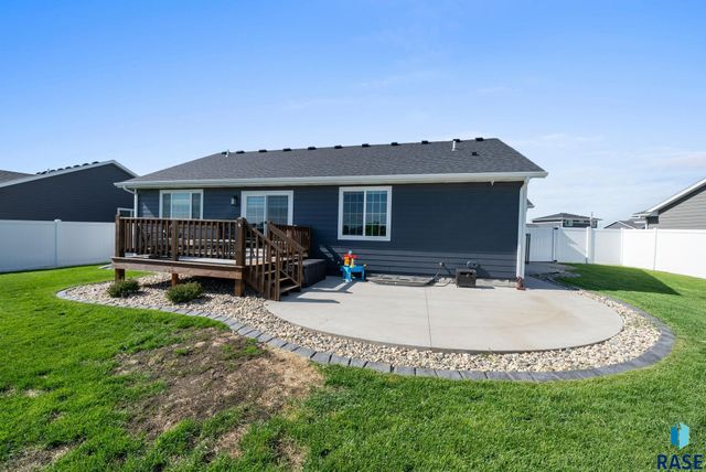 622 Creekside Trl, Harrisburg, SD 57032