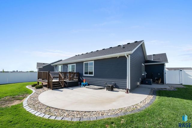 622 Creekside Trl, Harrisburg, SD 57032