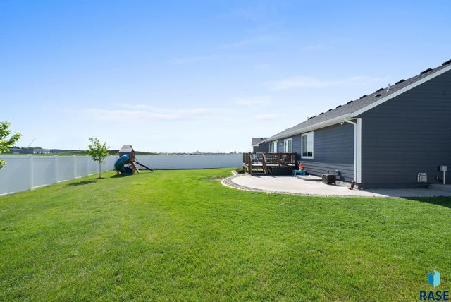 622 Creekside Trl, Harrisburg, SD 57032