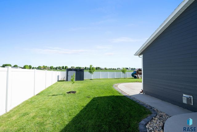 622 Creekside Trl, Harrisburg, SD 57032