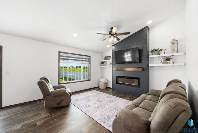 622 Creekside Trl, Harrisburg, SD 57032