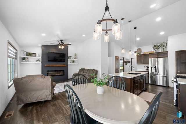 622 Creekside Trl, Harrisburg, SD 57032