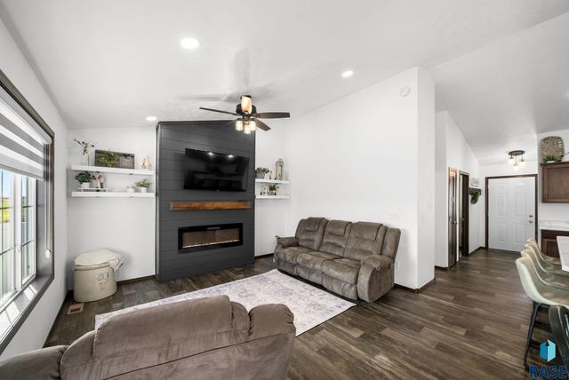 622 Creekside Trl, Harrisburg, SD 57032