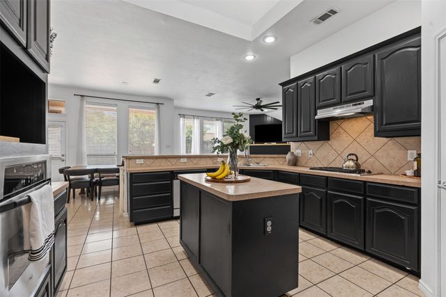 1107 Noblewood Drive, Glenn Heights, TX 75154