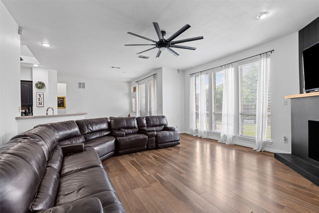 1107 Noblewood Drive, Glenn Heights, TX 75154