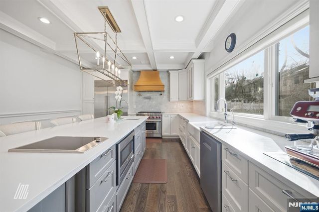 8 Ranch Lane, Closter, NJ 07624