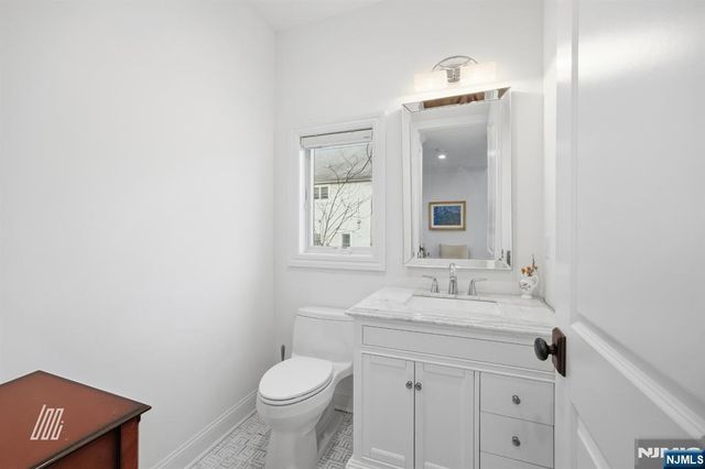 8 Ranch Lane, Closter, NJ 07624