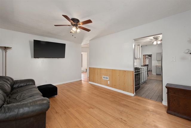 85 Doremus Avenue, Waterford, MI 48328