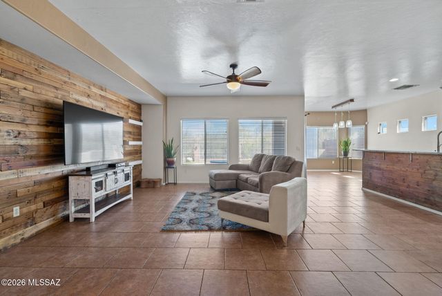 8120 N Wayward Star Drive, Tucson, AZ 85743