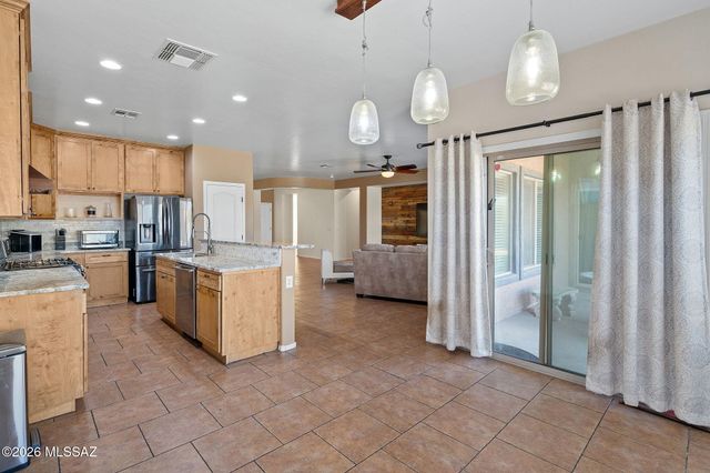 8120 N Wayward Star Drive, Tucson, AZ 85743