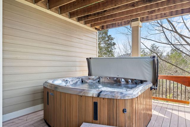 512 Silverwood Place, Branson West, MO 65737