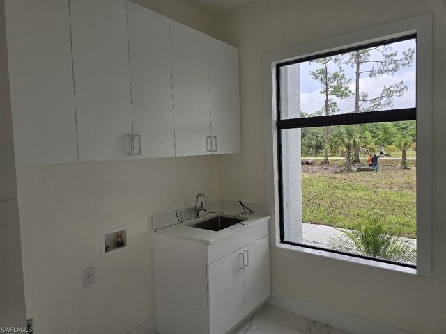 3943 16th AVE NE, Naples, FL 34120