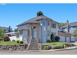 11239 Se HIGHLAND Loop, Clackamas, OR 97015