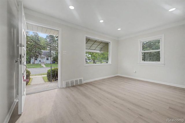 7645 Evergreen Avenue, Detroit, MI 48228