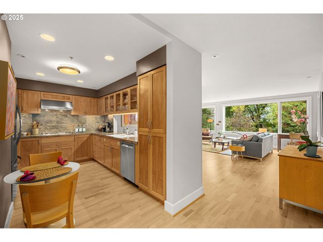 780 Nw WESTOVER Sq 3, Portland, OR 97210