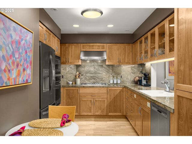 780 Nw WESTOVER Sq 3, Portland, OR 97210