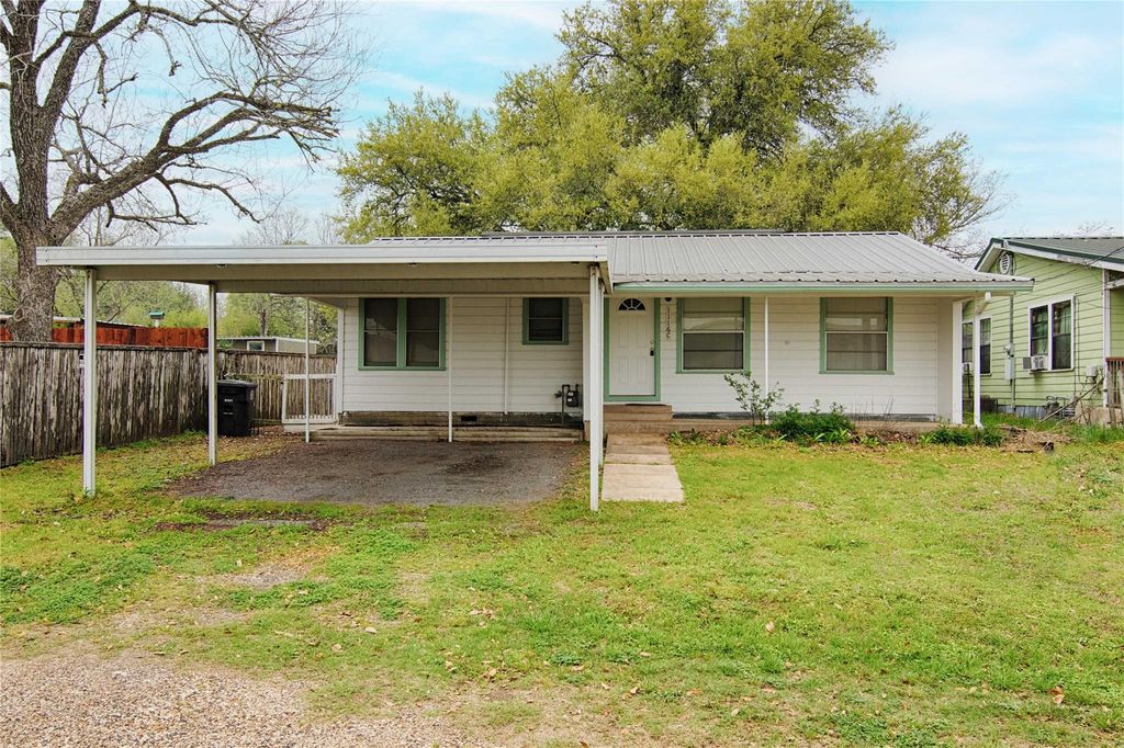 1116-C Simpson ST, Schulenburg, TX 78956