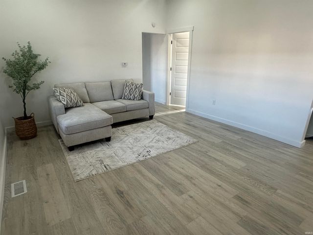 523 W South Street, Bloomfield, IN 47424