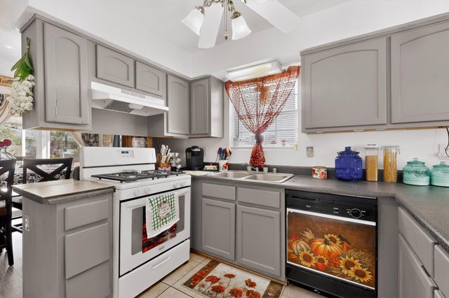 17 Milagro Court, Los Lunas, NM 87031