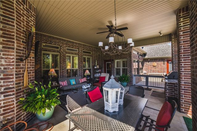 2207 Riverfront Lane, Fayetteville, AR 72703