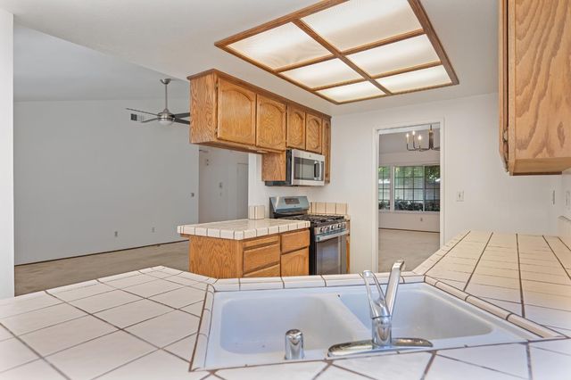 6910 Paseo Del Sol Way, Elk Grove, CA 95758