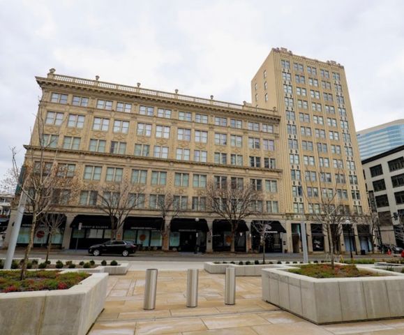 700 Church St Apt 802, Nashville, TN 37203