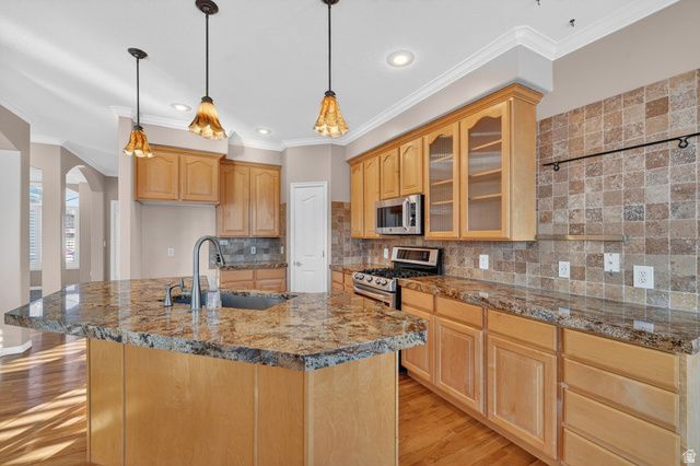 586 E CREEKVIEW DR, Murray, UT 84107