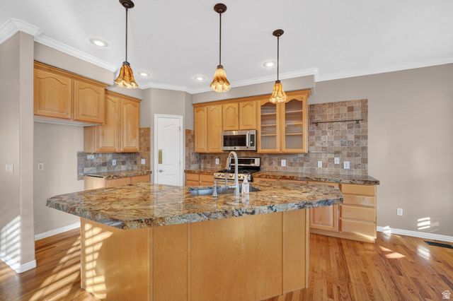 586 E CREEKVIEW DR, Murray, UT 84107