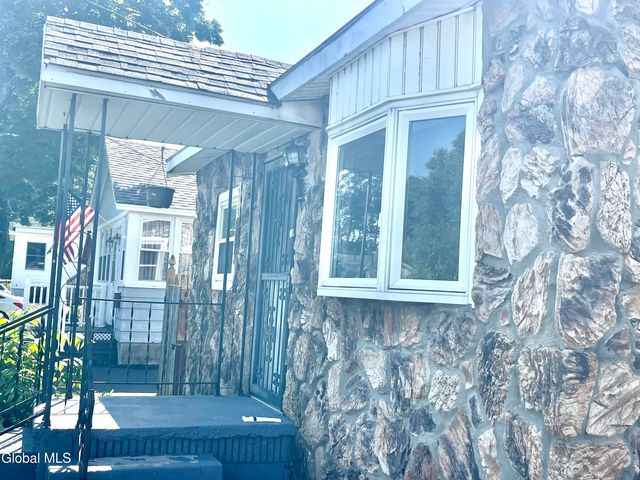 60 Woodlawn Street, Rotterdam, NY 12306