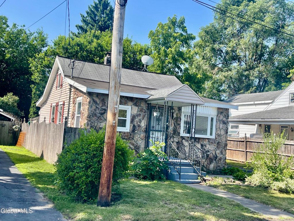 60 Woodlawn Street, Rotterdam, NY 12306
