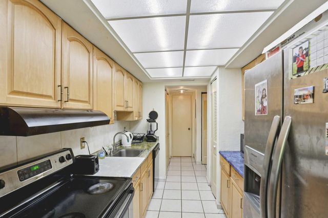 19232 NE 25th Avenue 221b, Miami, FL 33180