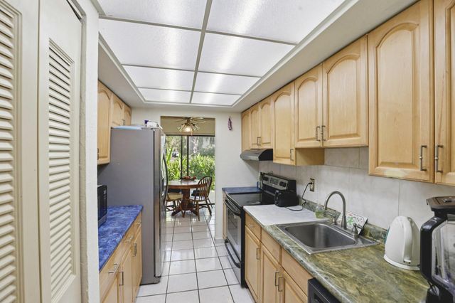 19232 NE 25th Avenue 221b, Miami, FL 33180