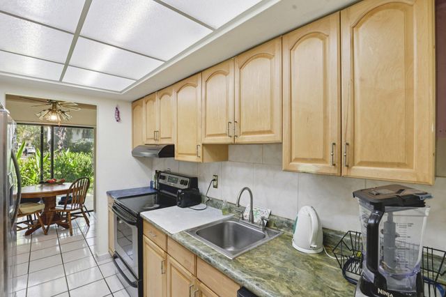 19232 NE 25th Avenue 221b, Miami, FL 33180